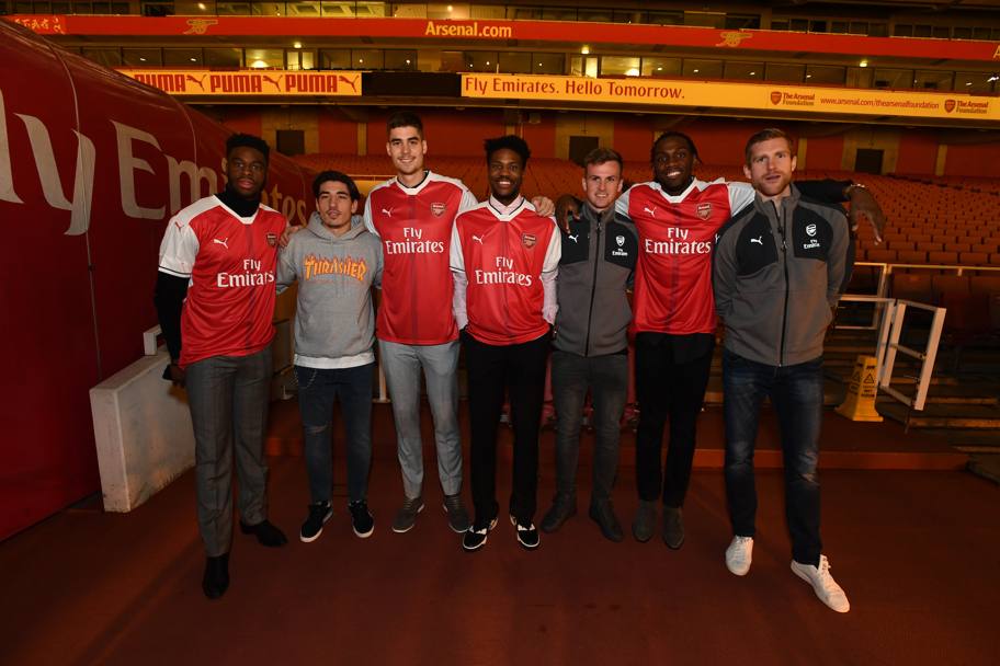 Foto di gruppo per alcuni componenti dell’Arsenal e della squadra NBA dei Denver Nuggets nella 